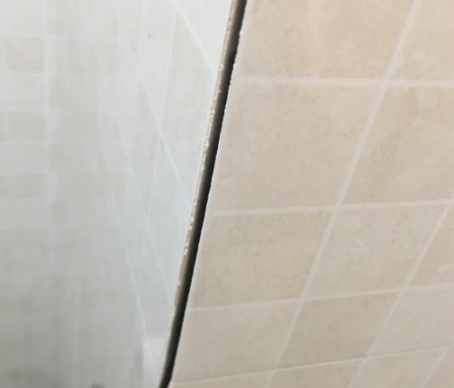 齐齐哈尔市瓷砖空鼓维修公司分享阳台瓷砖脱落的修复过程可以分为以下几个步骤