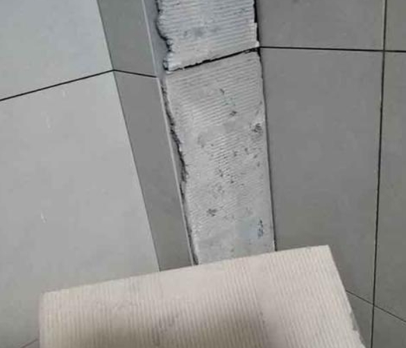 齐齐哈尔市瓷砖空鼓维修公司分享下厨房瓷砖脱落的补救措施。